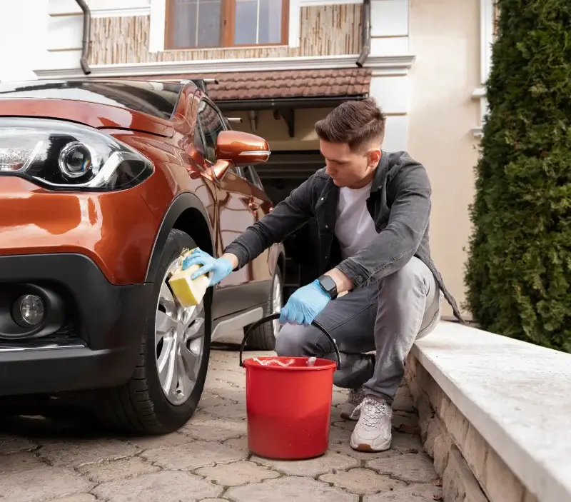 Lavage auto à domicile Saint-Cricq-du-Gave : professionnel intervenant sur un véhicule